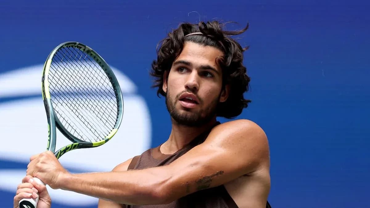 Joueur de tennis se préparant à frapper la balle Joueur de tennis se préparant à frapper la balle