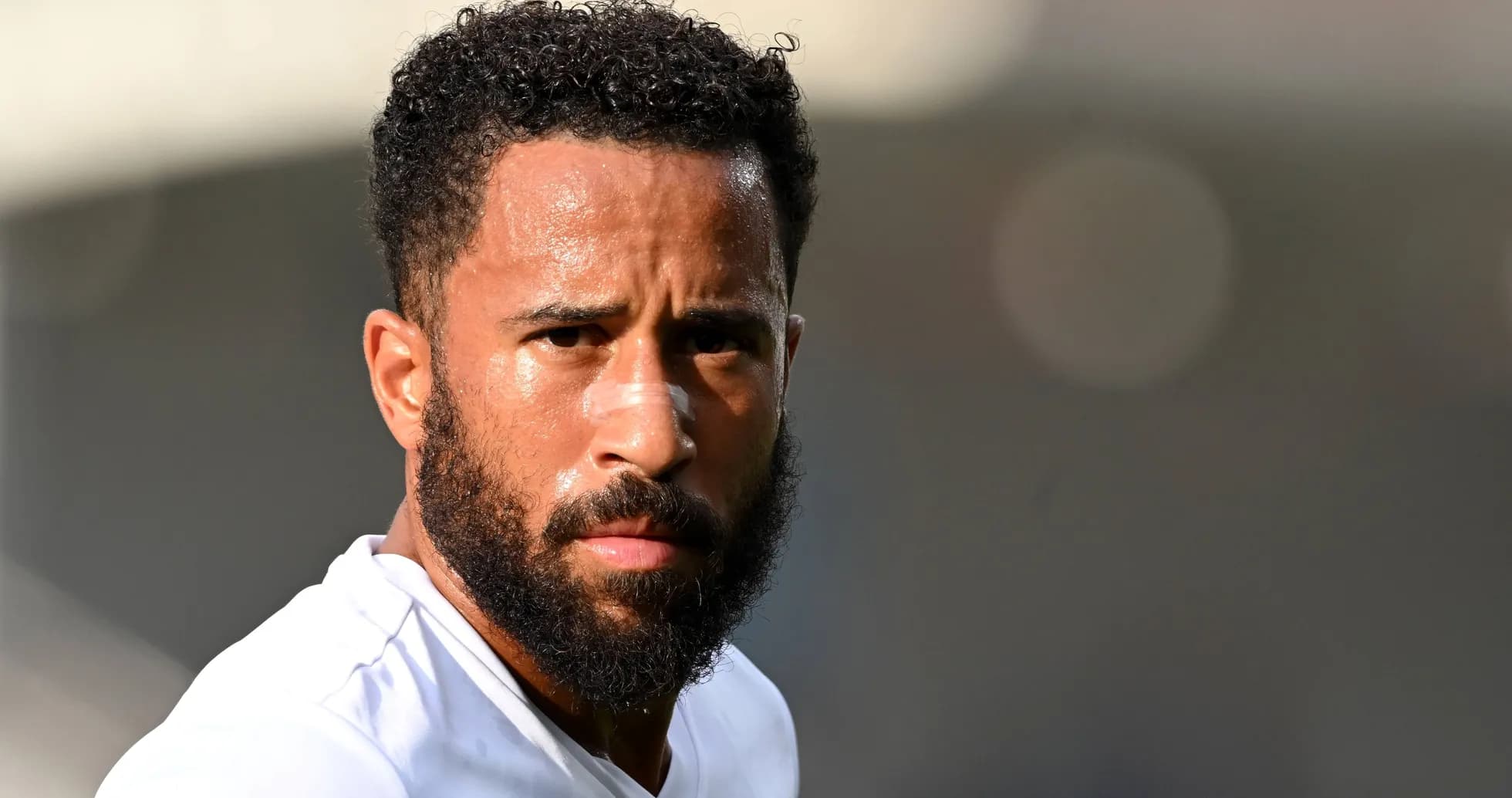 Joueur de football avec bandage sur le nez Joueur de football avec bandage sur le nez