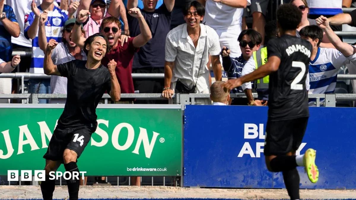 Joueur célébrant un but avec des supporters en arrière-plan Joueur célébrant un but avec des supporters en arrière-plan