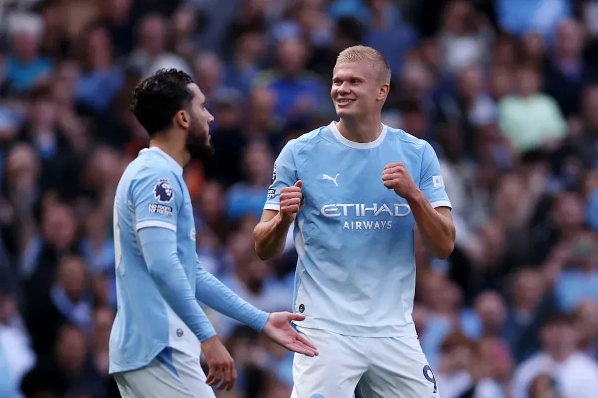 Joueurs de Manchester City célébrant un but ensemble Joueurs de Manchester City célébrant un but ensemble