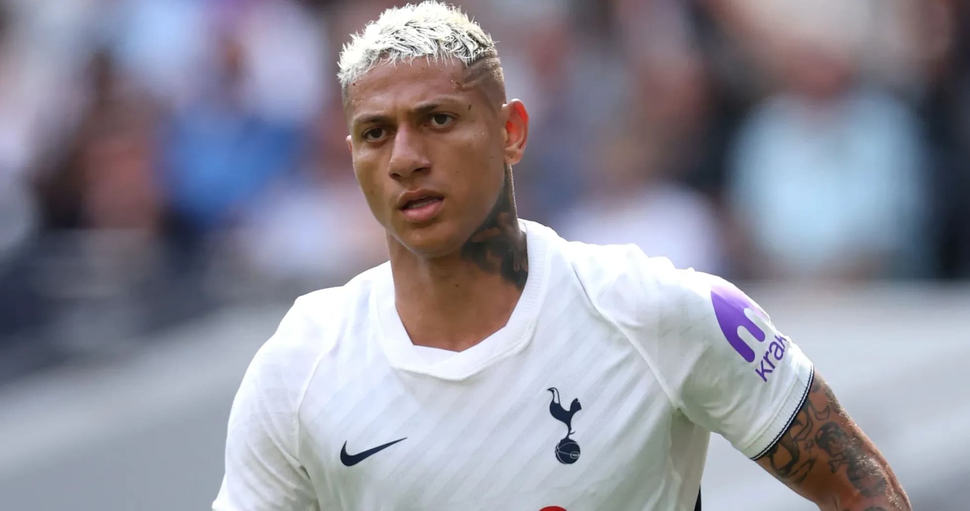 Joueur de Tottenham en action sur le terrain Joueur de Tottenham en action sur le terrain