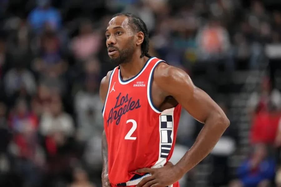 Joueur en uniforme des Los Angeles Clippers sur le terrain Joueur en uniforme des Los Angeles Clippers sur le terrain