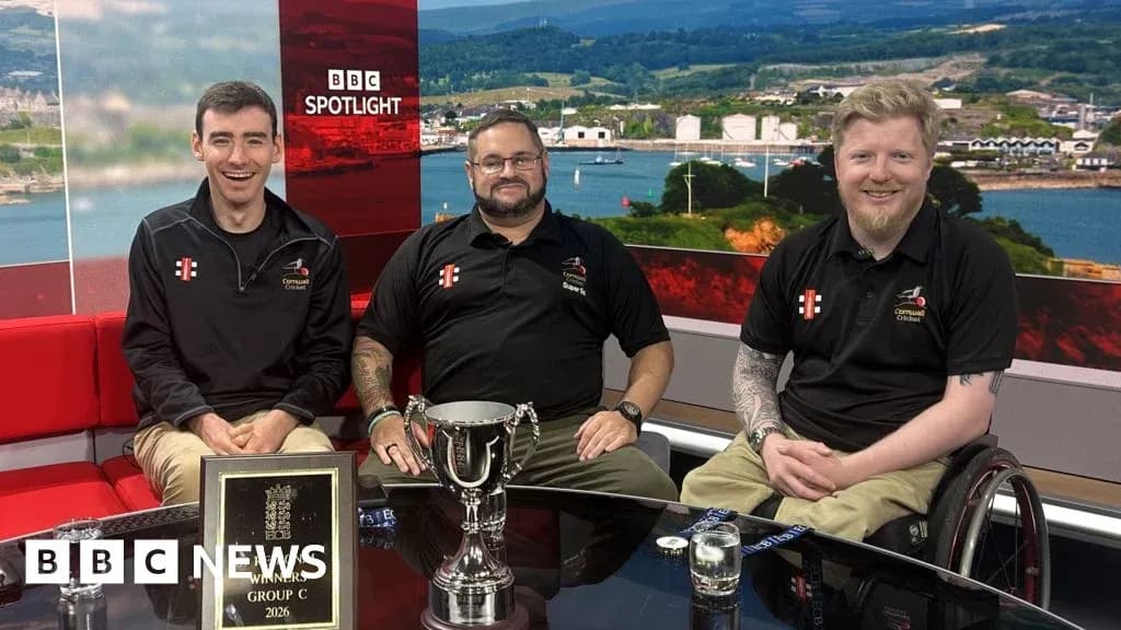 Trois joueurs de cricket posant avec un trophée Trois joueurs de cricket posant avec un trophée