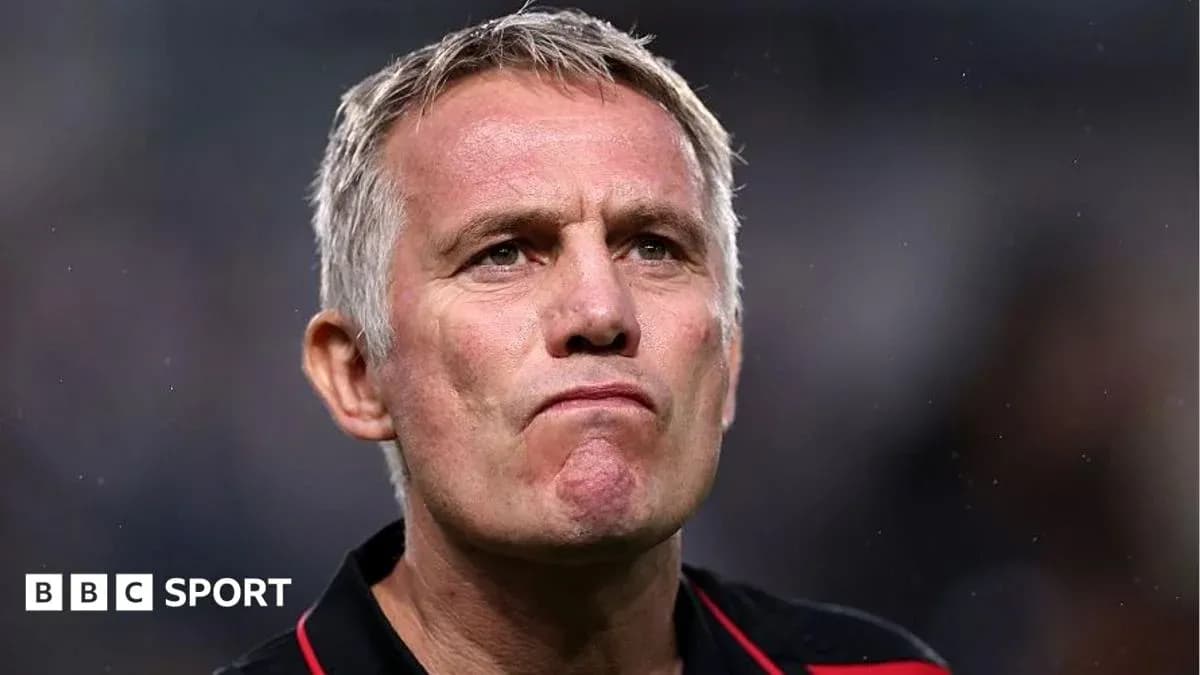 Entraîneur regardant le match avec une expression sérieuse Entraîneur regardant le match avec une expression sérieuse