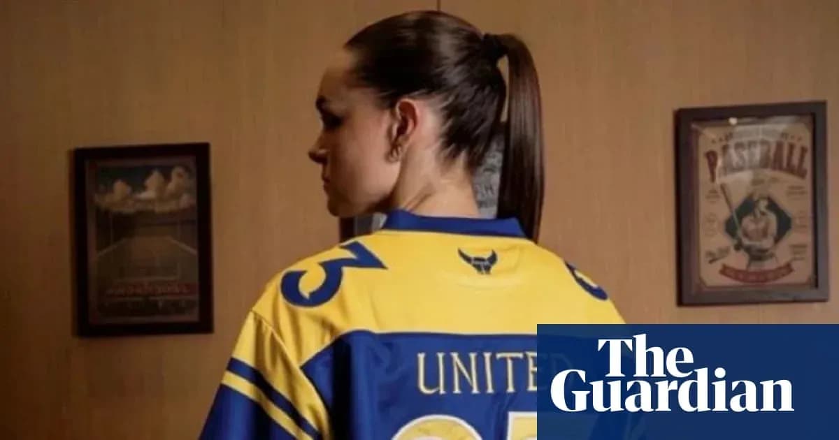 Femme portant un maillot de football avec le numéro 35 Femme portant un maillot de football avec le numéro 35