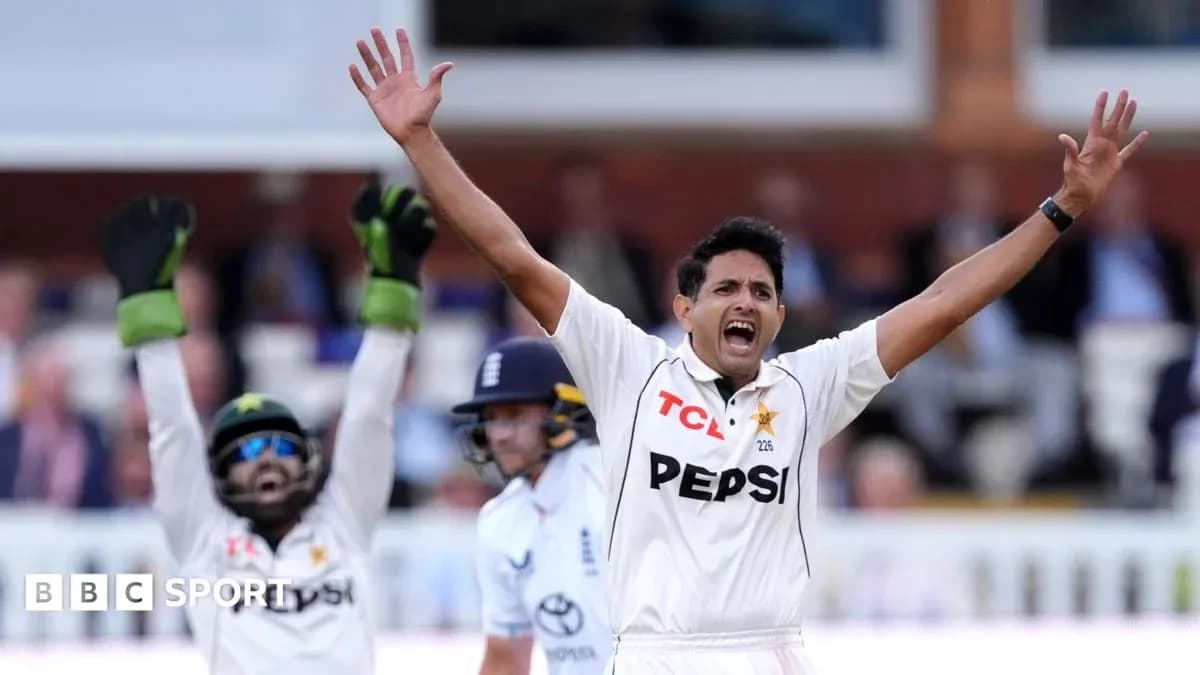 Joueur de cricket pakistanais célébrant un wicket Joueur de cricket pakistanais célébrant un wicket