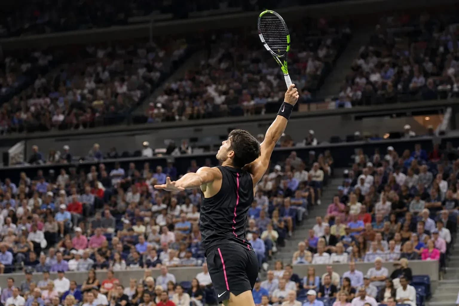 Joueur de tennis servant lors d'un match Joueur de tennis servant lors d'un match