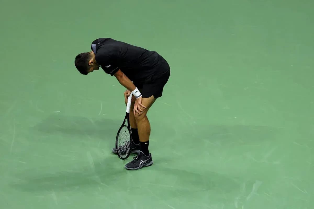 Joueur de tennis se penchant sur le court Joueur de tennis se penchant sur le court