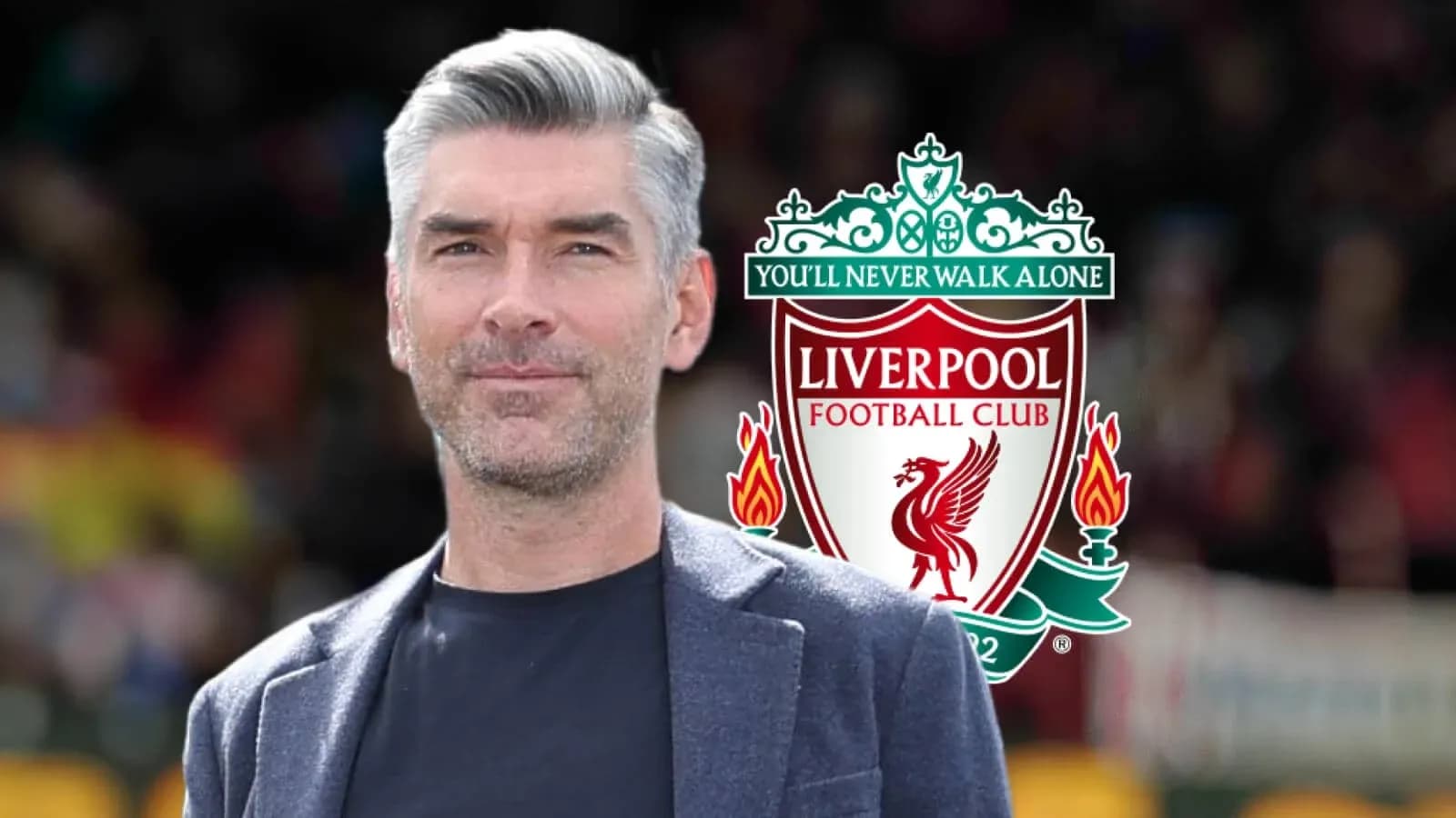 Homme souriant avec logo de Liverpool en arrière-plan Homme souriant avec logo de Liverpool en arrière-plan