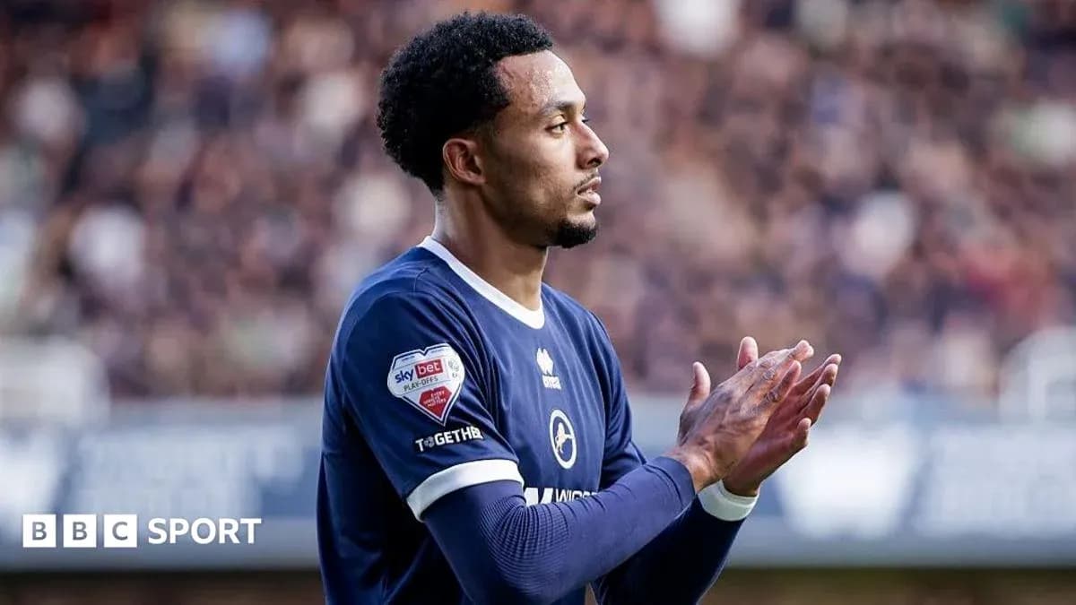 Joueur applaudissant pendant un match de football Joueur applaudissant pendant un match de football