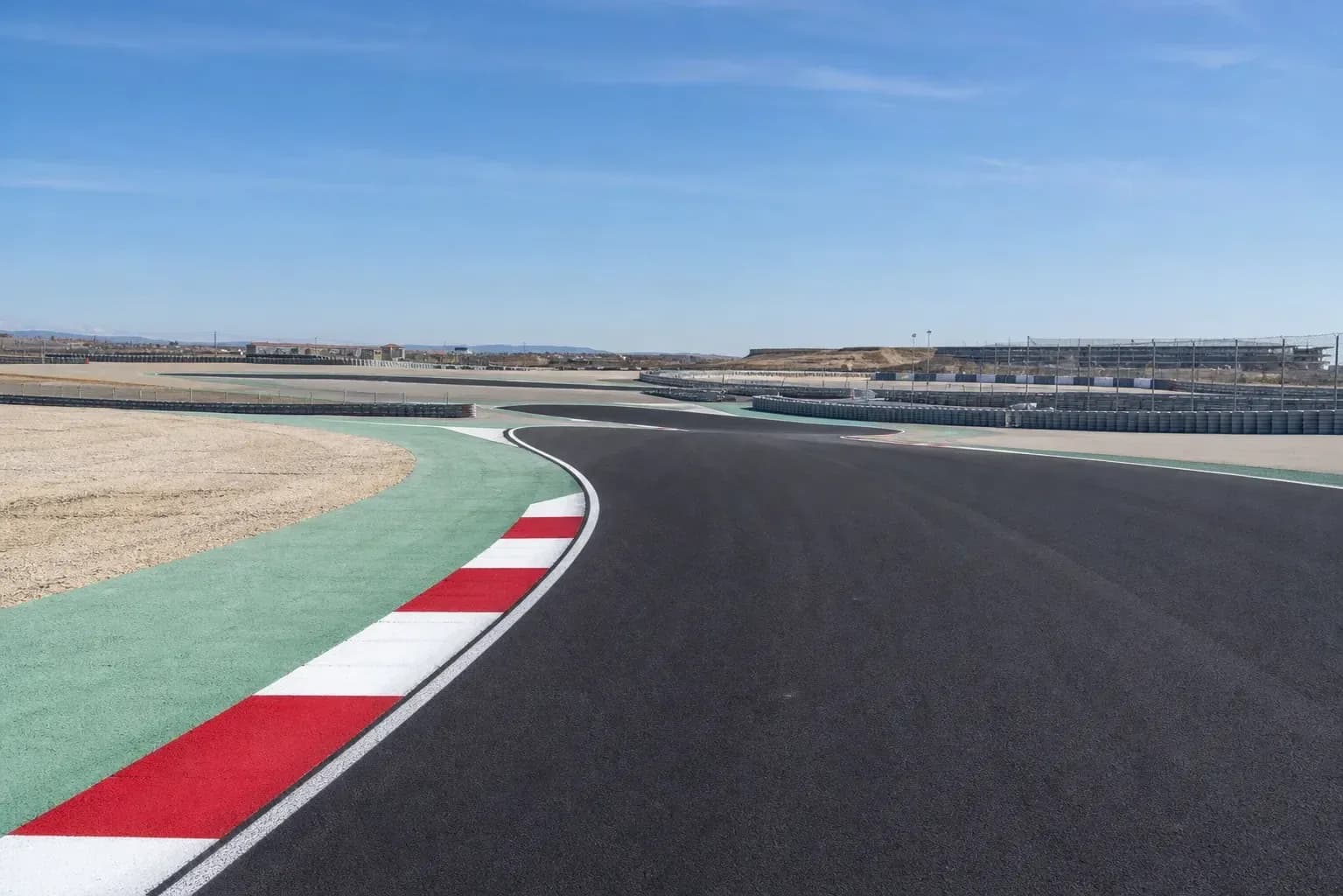 Virage sur circuit automobile avec barrières de sécurité Virage sur circuit automobile avec barrières de sécurité