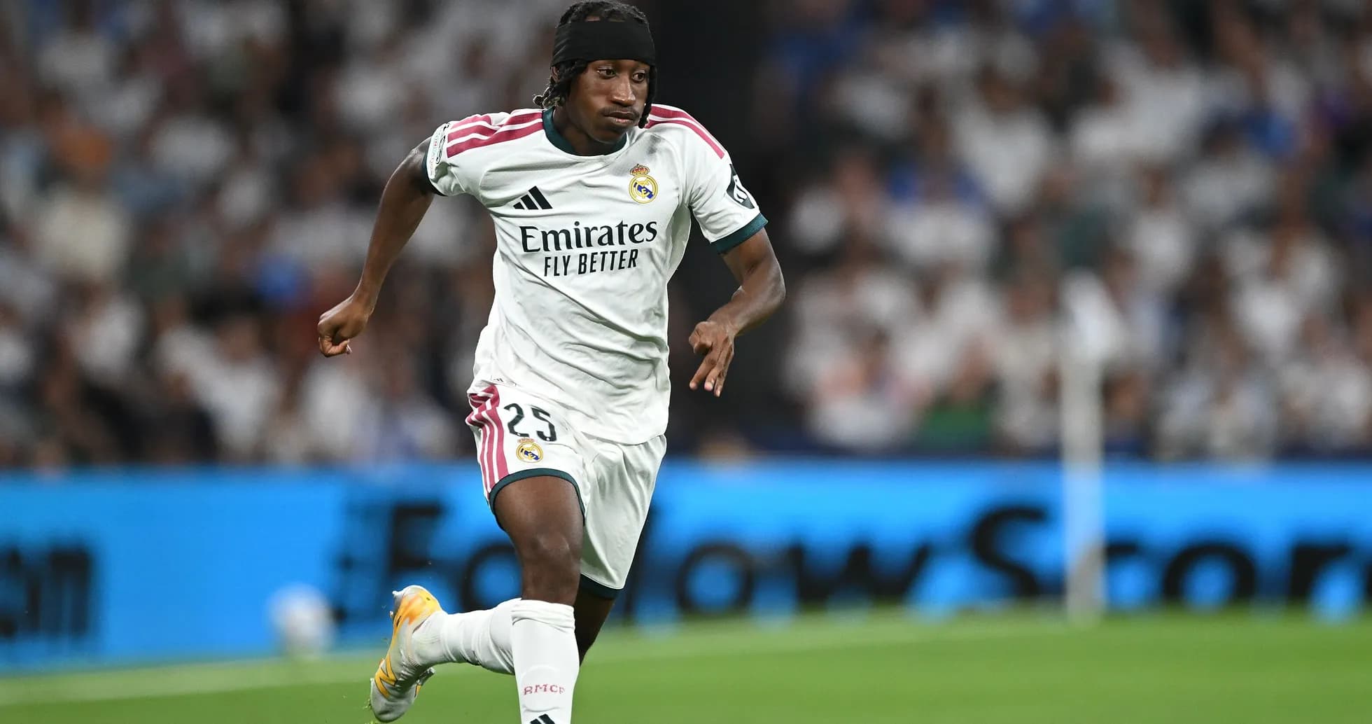 Joueur de Real Madrid courant sur le terrain Joueur de Real Madrid courant sur le terrain