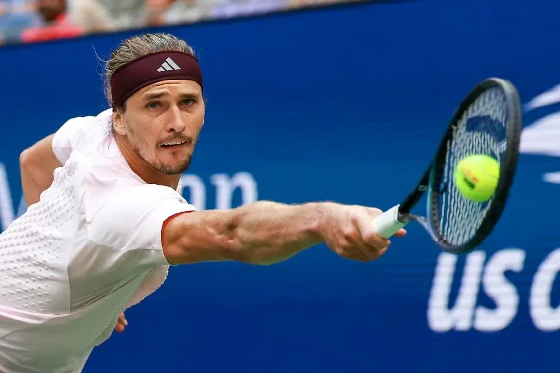 Joueur de tennis frappant une balle au US Open Joueur de tennis frappant une balle au US Open