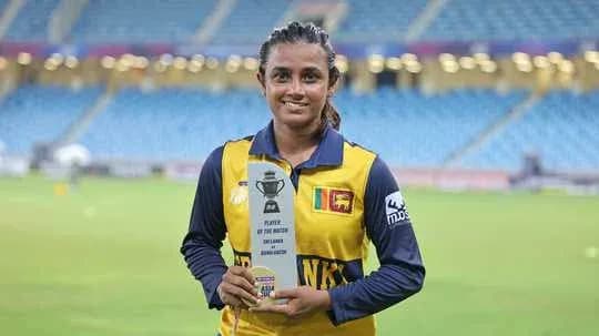 Joueuse sri-lankaise tenant un trophée de meilleure joueuse Joueuse sri-lankaise tenant un trophée de meilleure joueuse