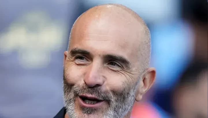 Homme souriant lors d'un événement sportif Homme souriant lors d'un événement sportif