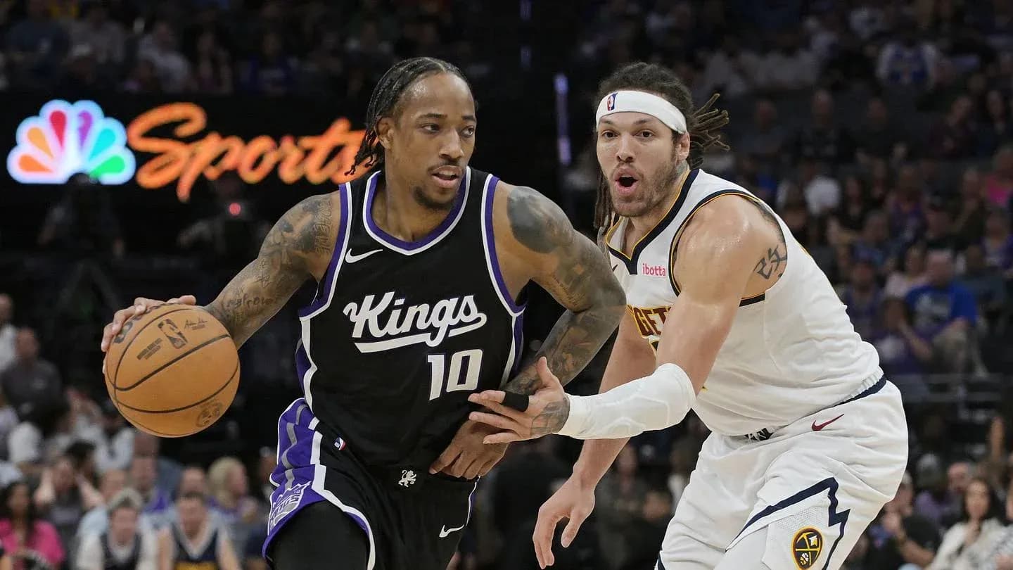 Joueur des Kings dribblant avec le ballon sous pression Joueur des Kings dribblant avec le ballon sous pression