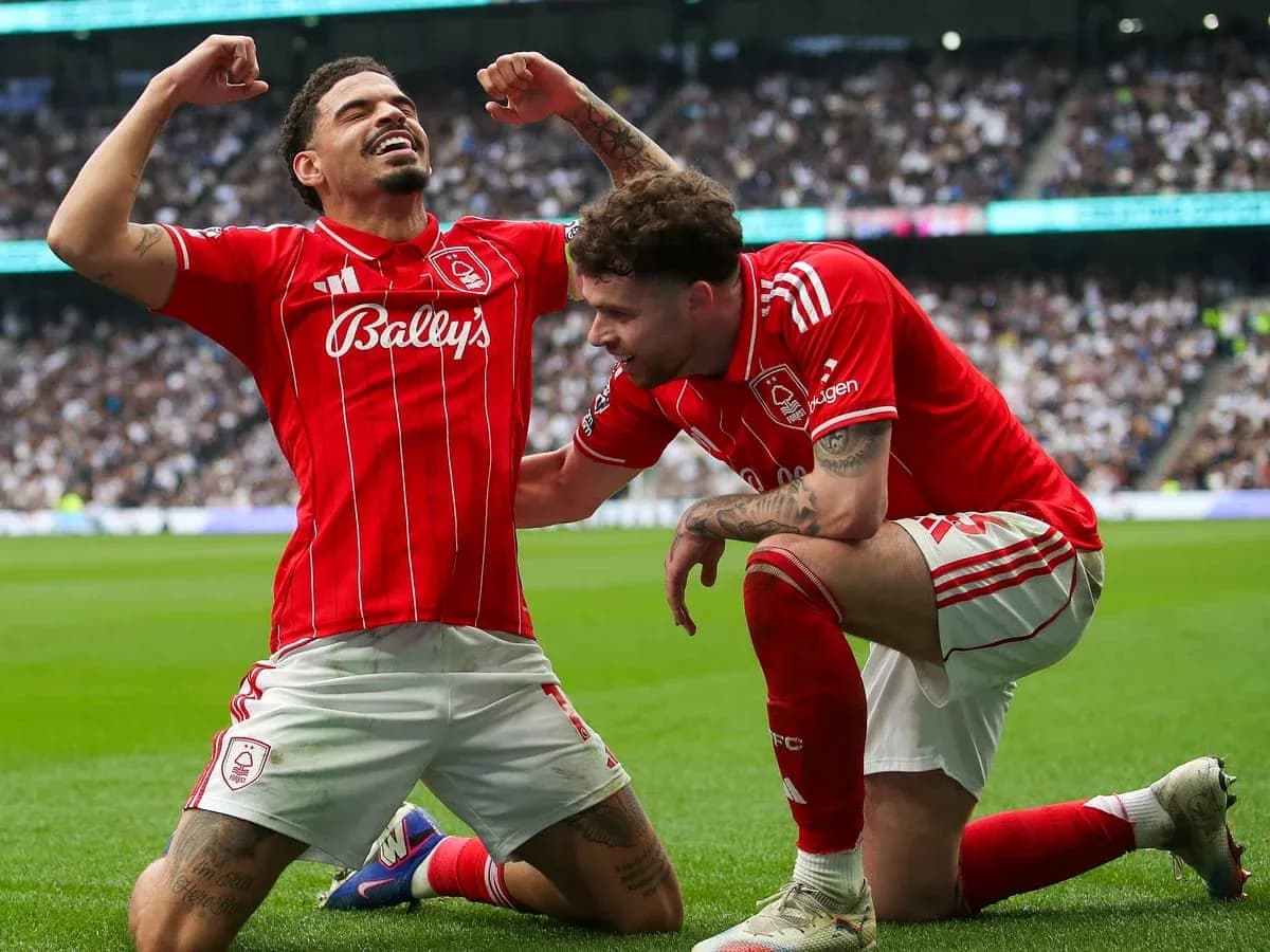 Deux joueurs de Nottingham Forest célébrant un but Deux joueurs de Nottingham Forest célébrant un but