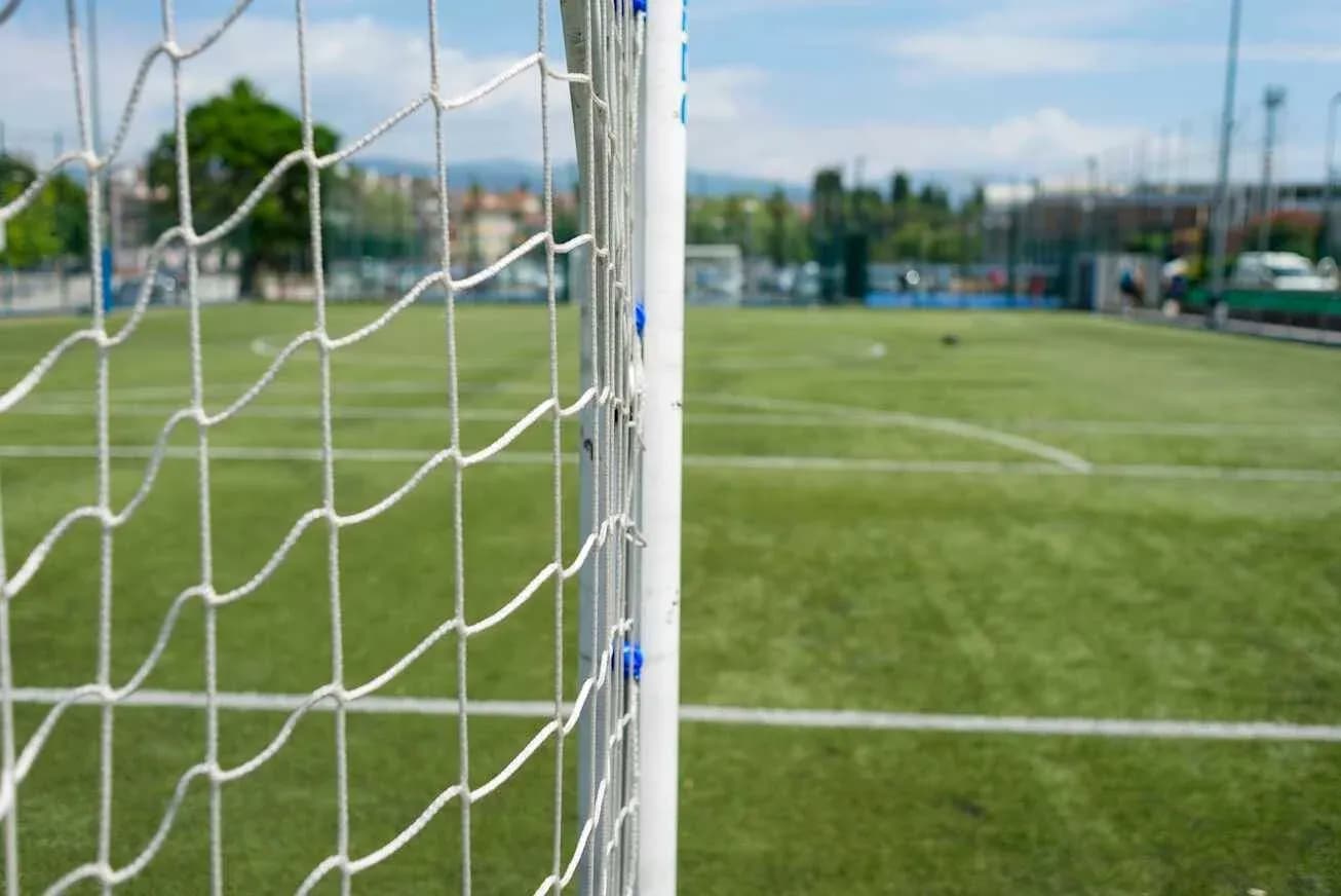 Vue du but sur un terrain de football Vue du but sur un terrain de football