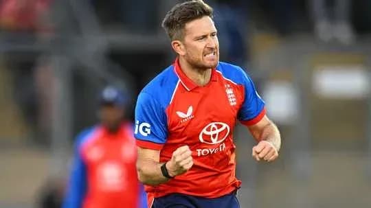 Joueur anglais célébrant un wicket pendant un match Joueur anglais célébrant un wicket pendant un match