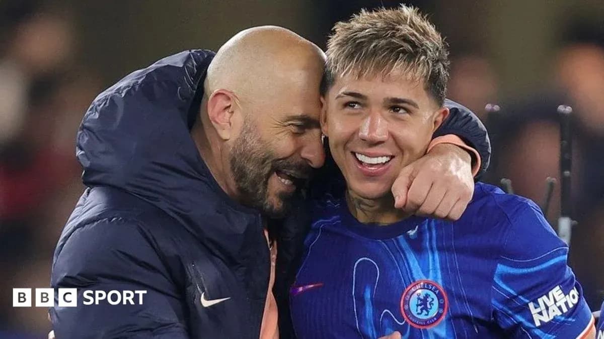 Entraîneur et joueur célébrant après le match Entraîneur et joueur célébrant après le match