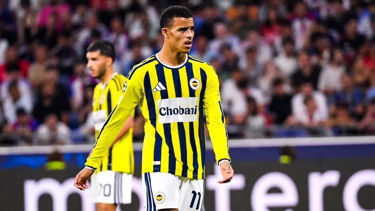 Joueur de Fenerbahçe en action sur le terrain Joueur de Fenerbahçe en action sur le terrain