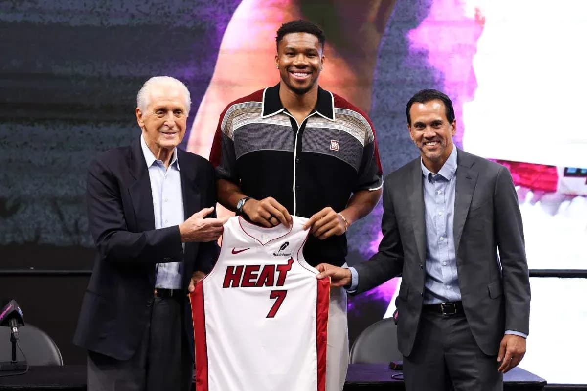 Présentation d'un joueur avec le maillot du Heat Présentation d'un joueur avec le maillot du Heat