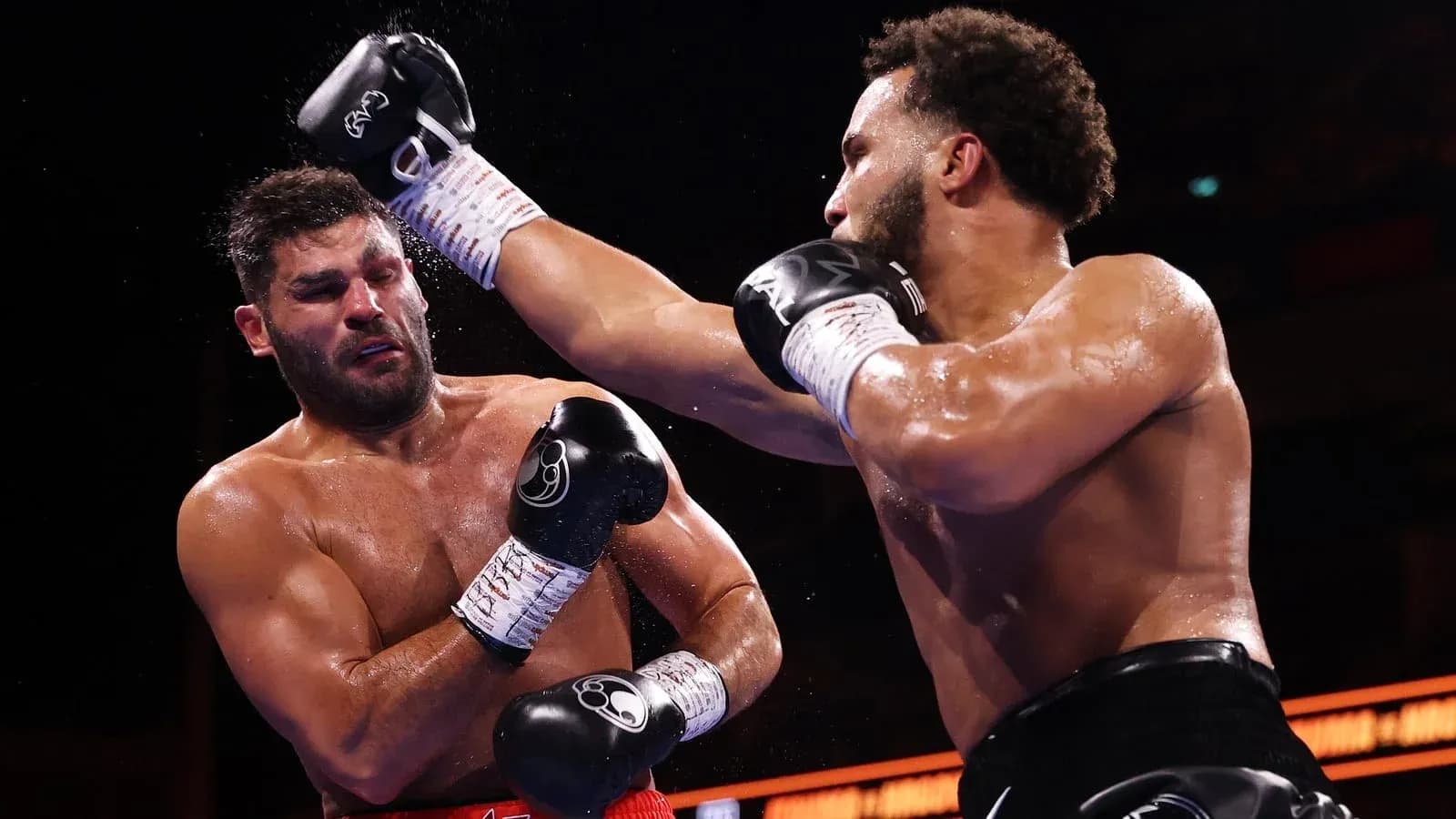 Boxeurs s'affrontant dans un match de boxe Boxeurs s'affrontant dans un match de boxe