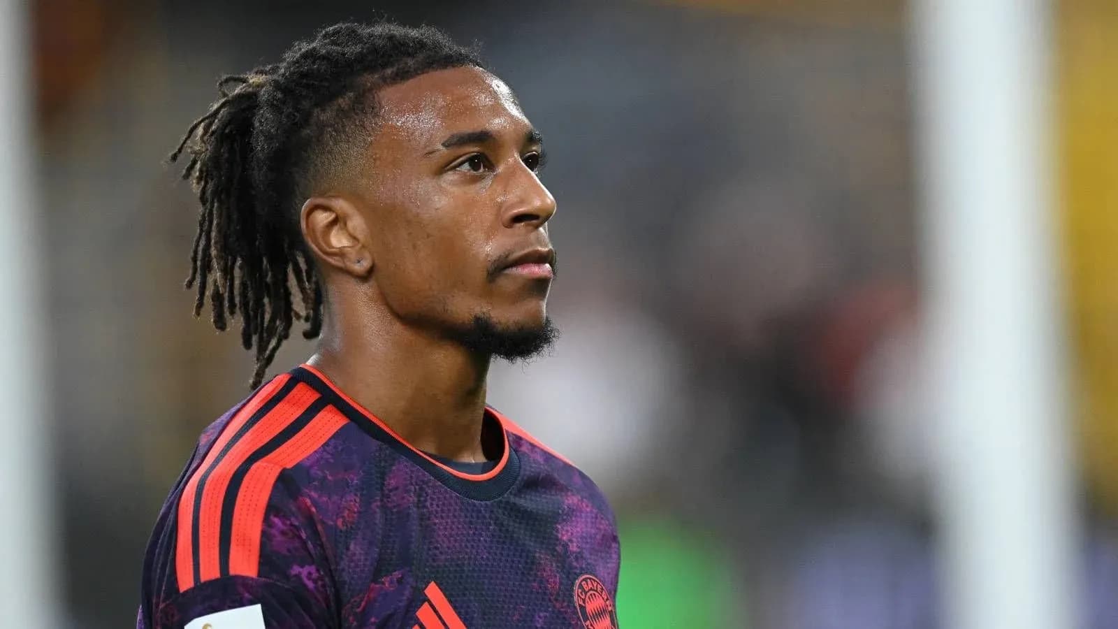 Joueur en uniforme de football, regard pensif avant le match Joueur en uniforme de football, regard pensif avant le match