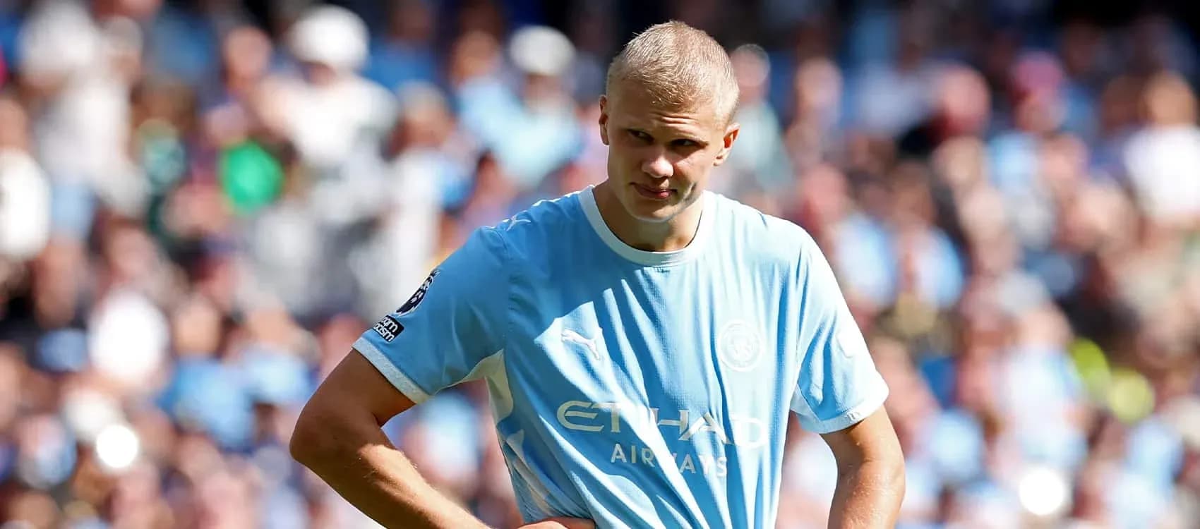 Joueur de Manchester City sur le terrain, regard pensif Joueur de Manchester City sur le terrain, regard pensif