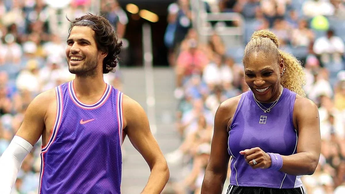 Deux joueurs souriants sur le court de tennis Deux joueurs souriants sur le court de tennis