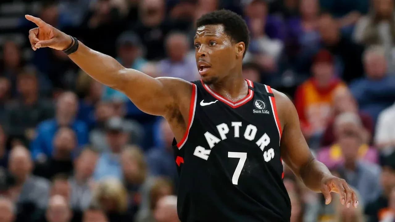 Joueur des Raptors indiquant une direction sur le terrain Joueur des Raptors indiquant une direction sur le terrain