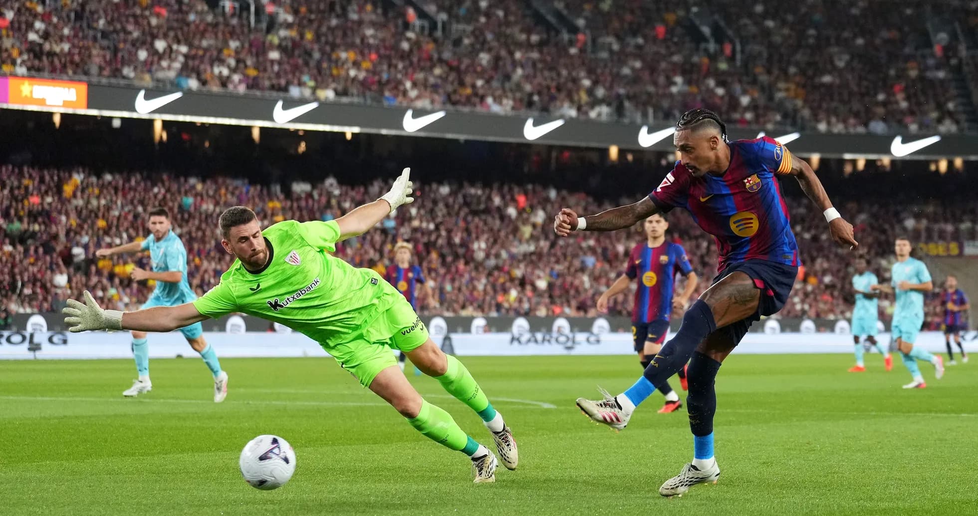 Joueur du FC Barcelone tirant pendant un match Joueur du FC Barcelone tirant pendant un match