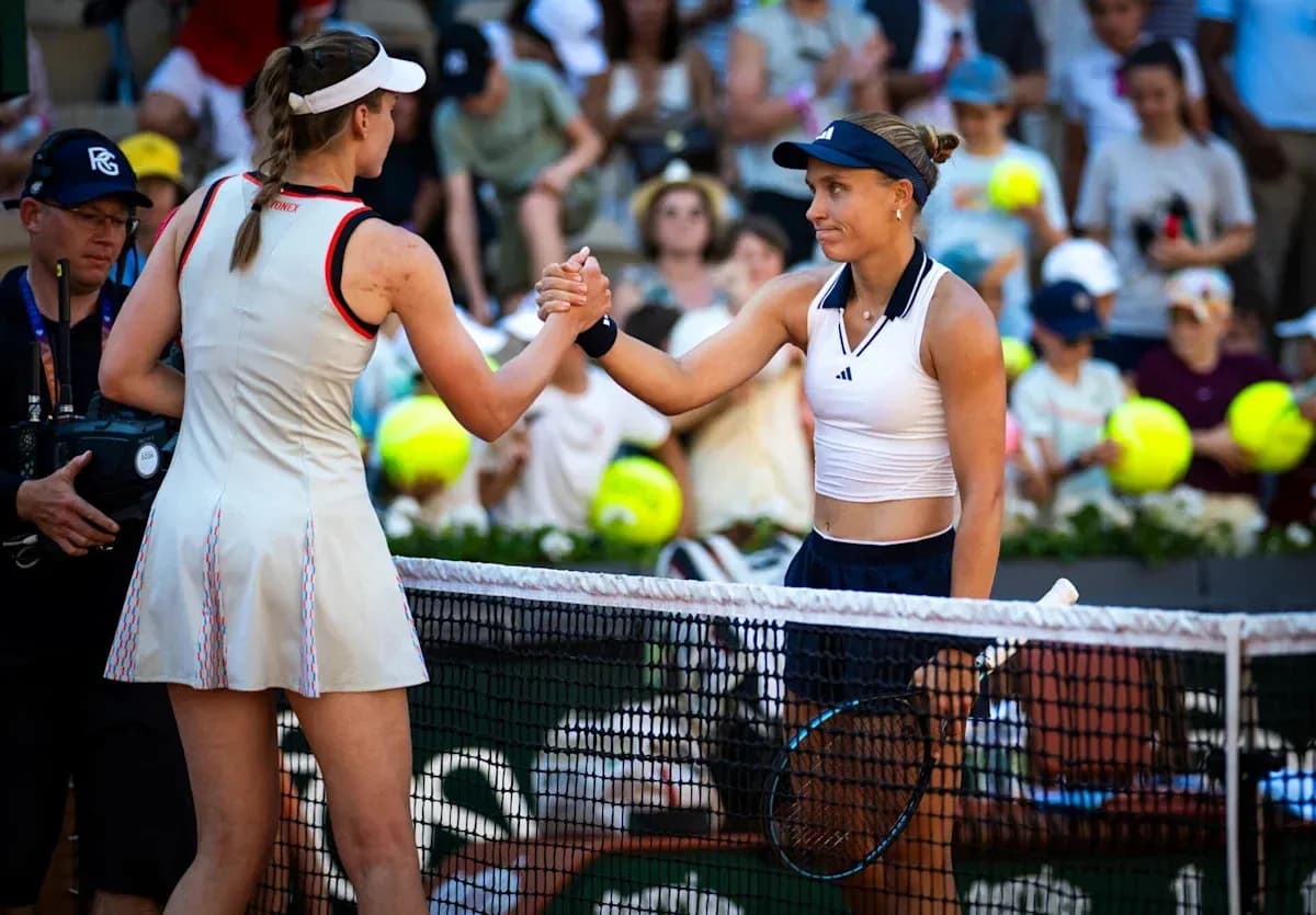 Joueuses se serrant la main après le match Joueuses se serrant la main après le match