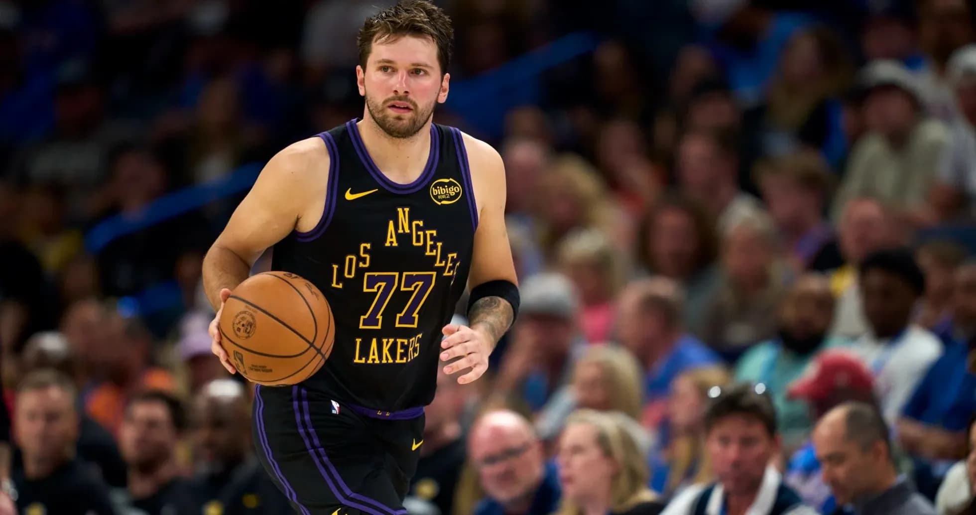 Joueur des Los Angeles Lakers dribblant le ballon Joueur des Los Angeles Lakers dribblant le ballon