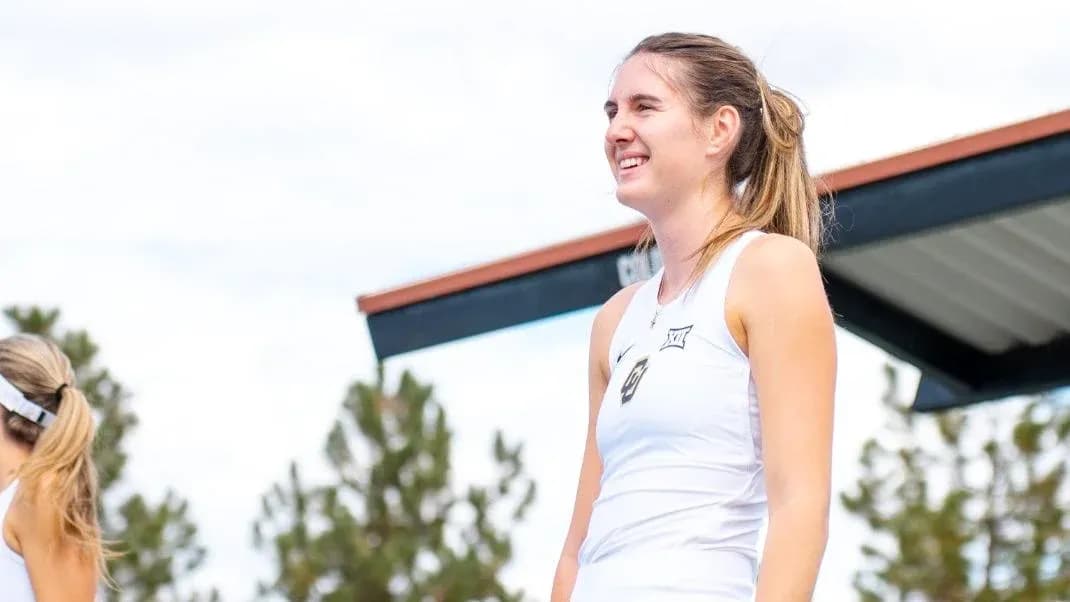 Joueuse de tennis souriante sur le terrain Joueuse de tennis souriante sur le terrain