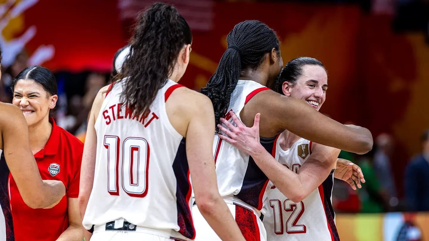 Joueuses américaines célébrant une victoire ensemble Joueuses américaines célébrant une victoire ensemble