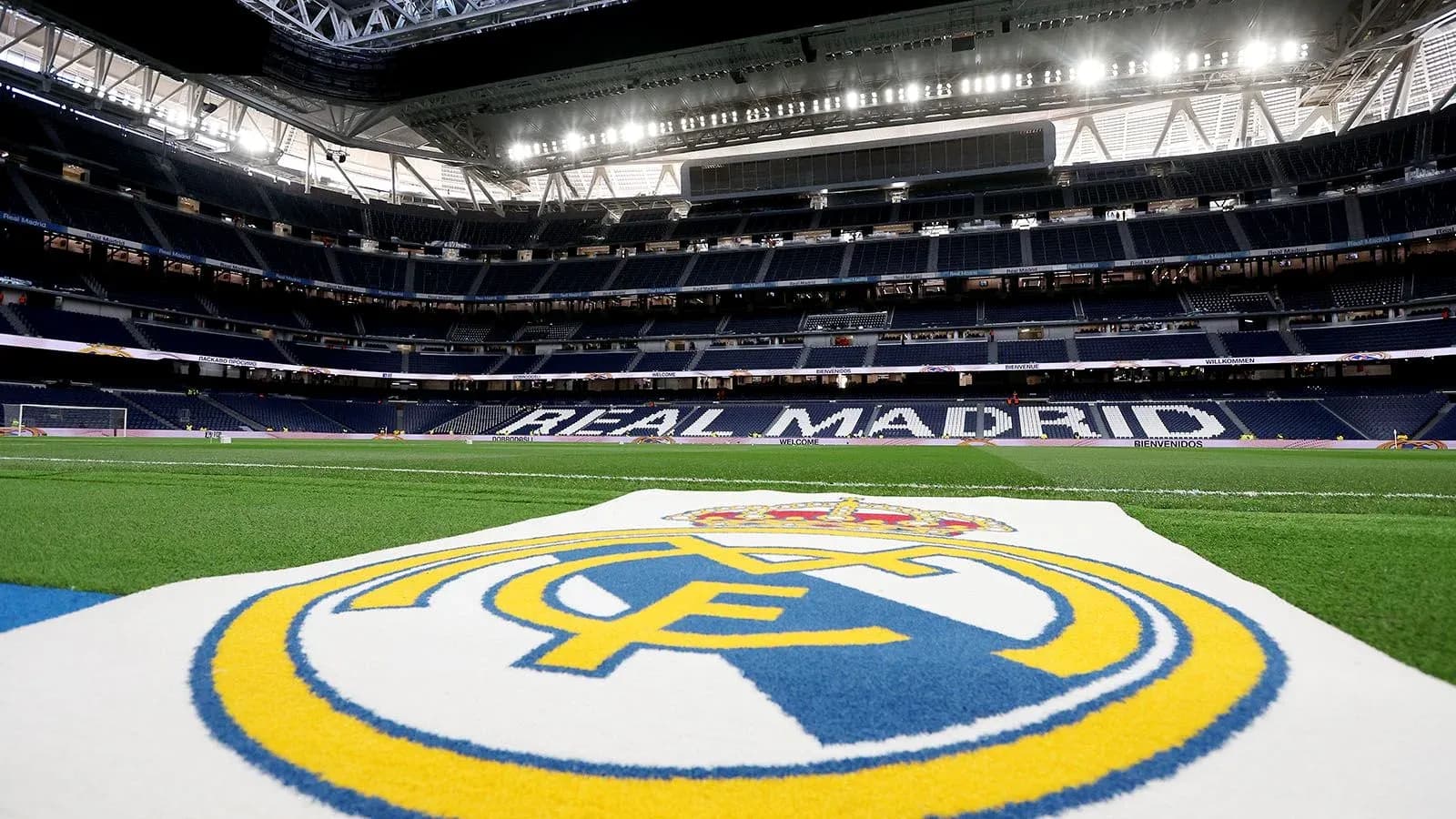 Logo du Real Madrid sur le terrain du stade Logo du Real Madrid sur le terrain du stade