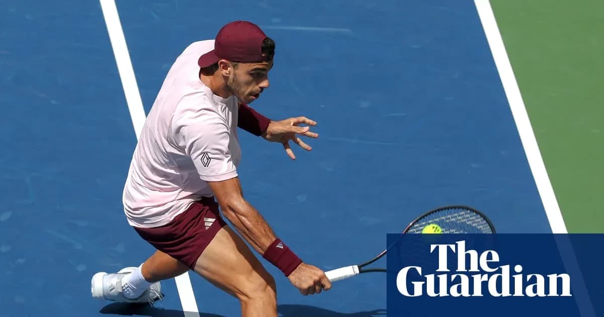 Joueur de tennis exécutant un coup sur le court Joueur de tennis exécutant un coup sur le court