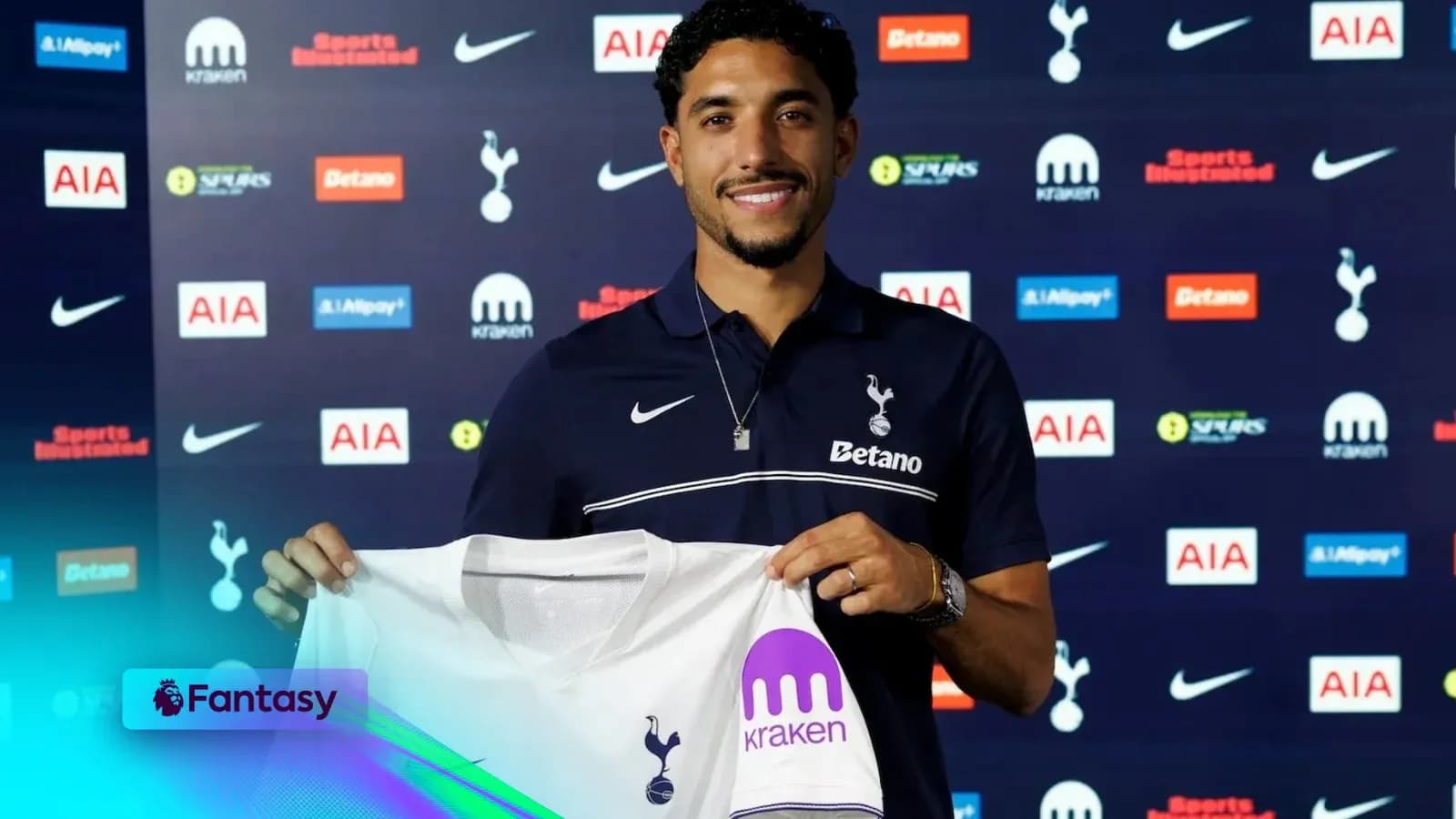 Joueur présentant le maillot de Tottenham lors de la signature Joueur présentant le maillot de Tottenham lors de la signature