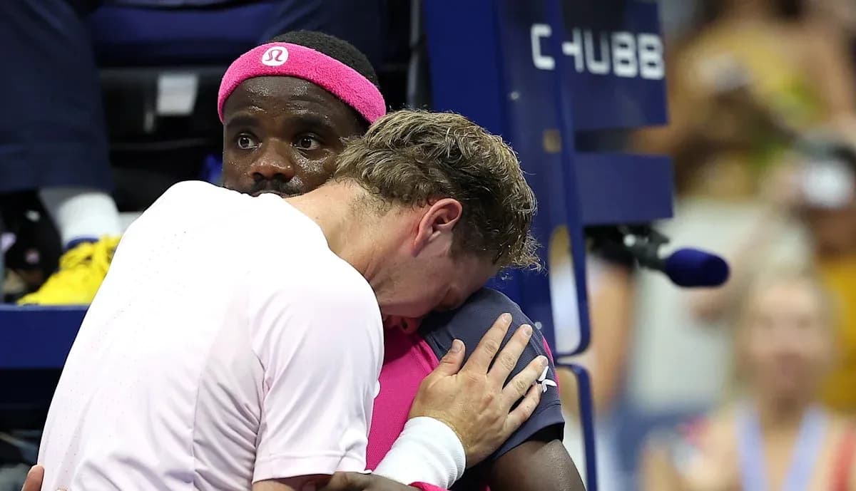 Joueurs s'étreignant sur le court après le match Joueurs s'étreignant sur le court après le match
