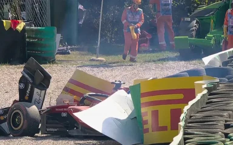 Voiture de course accidentée dans les barrières Voiture de course accidentée dans les barrières