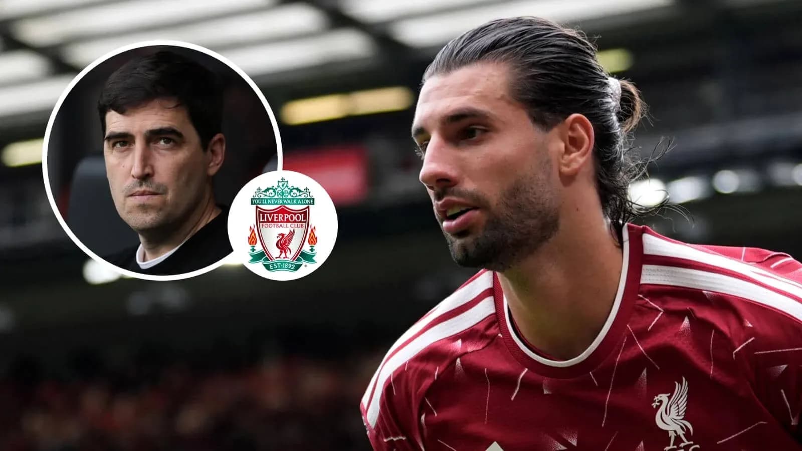 Joueur de Liverpool en action avec entraîneur en arrière-plan Joueur de Liverpool en action avec entraîneur en arrière-plan