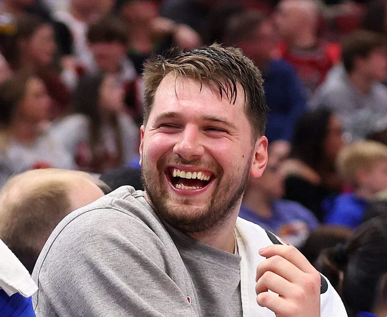Joueur souriant sur le banc pendant un match Joueur souriant sur le banc pendant un match