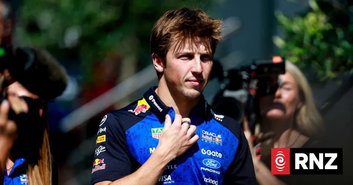Pilote de Formule 1 en tenue d'équipe à un événement Pilote de Formule 1 en tenue d'équipe à un événement