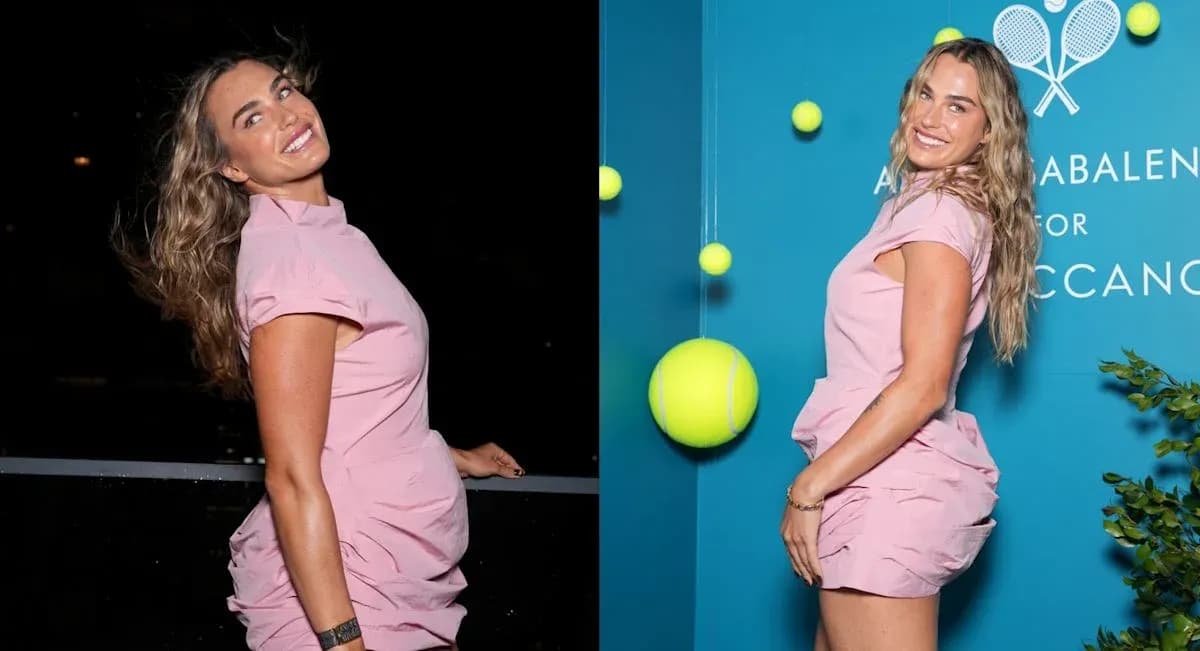 Femme souriante en robe rose devant un mur bleu Femme souriante en robe rose devant un mur bleu