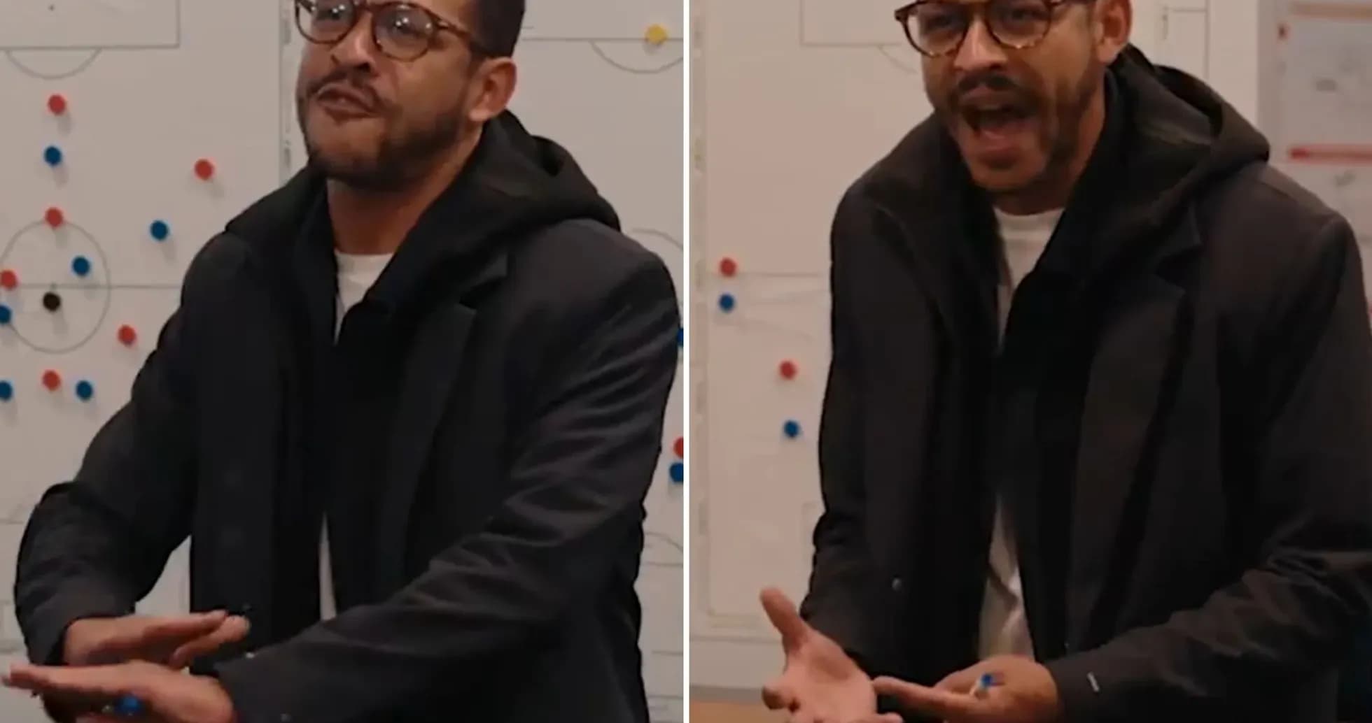 Entraîneur discutant avec des joueurs devant un tableau Entraîneur discutant avec des joueurs devant un tableau