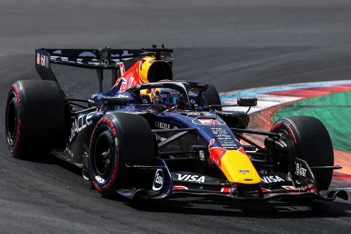 Voiture de Formule 1 Red Bull dans un virage Voiture de Formule 1 Red Bull dans un virage