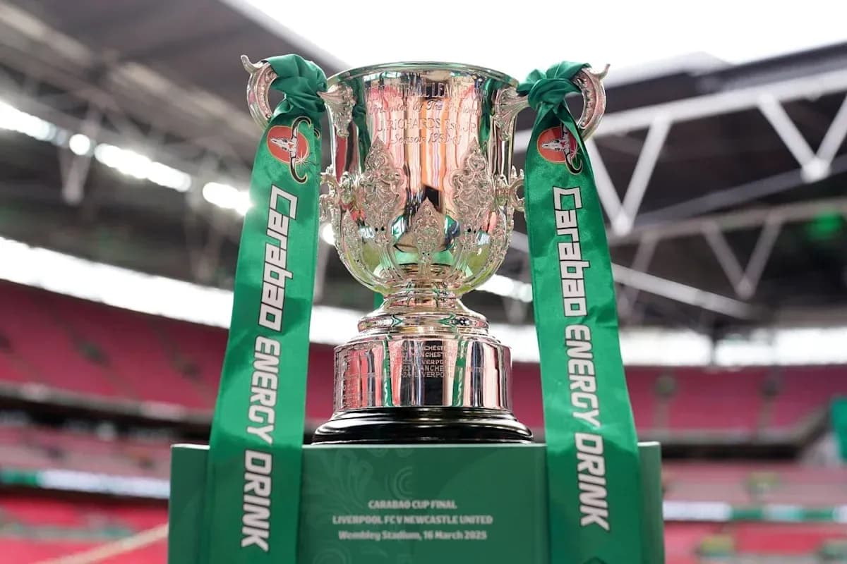 Trophée de la Carabao Cup avec des rubans verts Trophée de la Carabao Cup avec des rubans verts