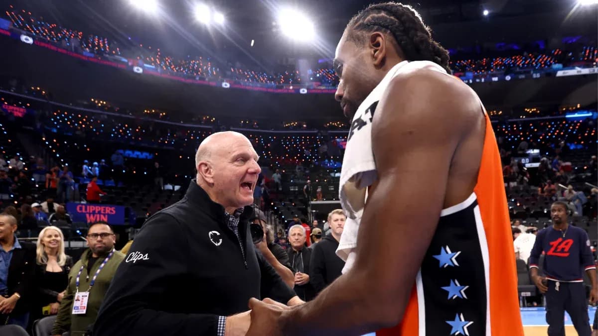 Steve Ballmer et Kawhi Leonard se félicitent après la victoire Steve Ballmer et Kawhi Leonard se félicitent après la victoire