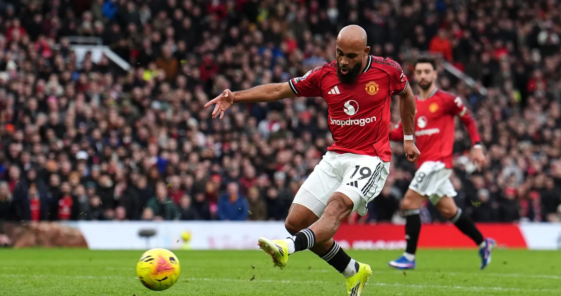 Un joueur de Manchester United tirant au but Un joueur de Manchester United tirant au but